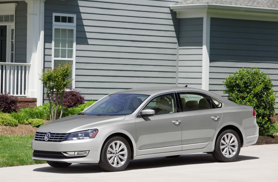  Volkswagen Passat 2011 года  (US) (фото 36 из 111)